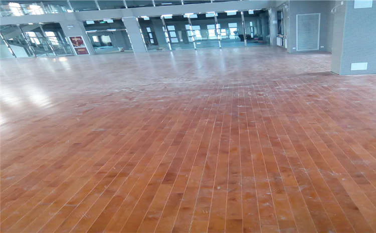 怎么才能讓籃球館運動(dòng)木地板變亮？