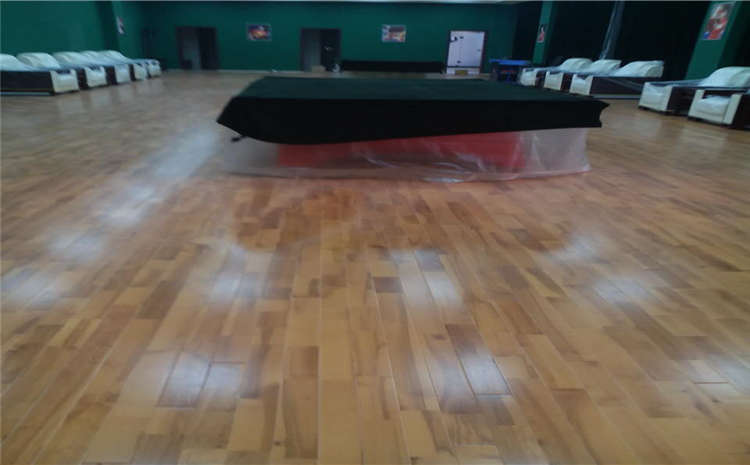 松木羽毛球館木地板怎么保養？
