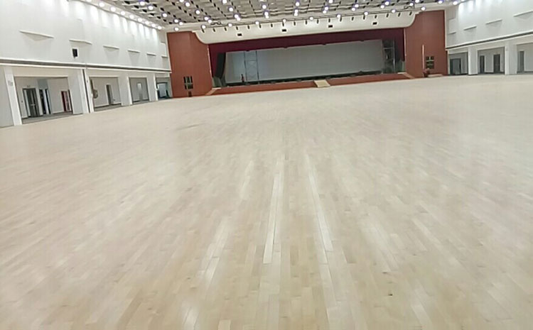 羽毛球館運動(dòng)木地板的好壞可以從外觀(guān)判斷嗎？