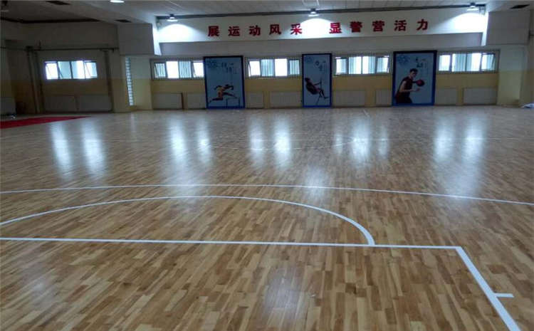 五角楓籃球場(chǎng)木地板怎么翻新？