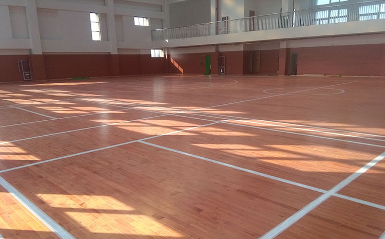橡膠木體育運動(dòng)地板翻新施工