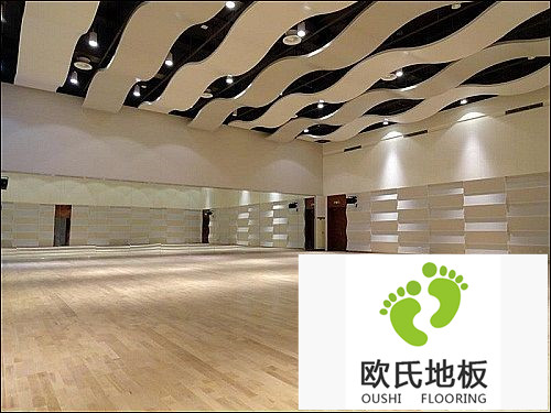 選擇體育場(chǎng)館木地板時(shí)不能過(guò)分追求它的外觀(guān)