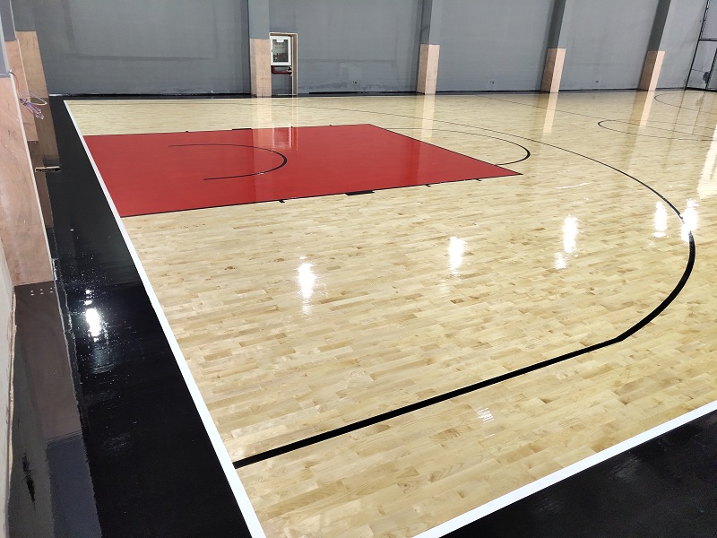 上海KC籃球館木地板現場(chǎng)漆施工案例